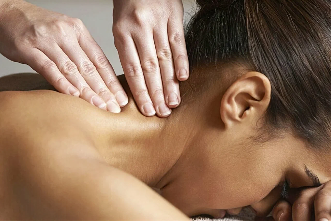 Массаж шейной зоны